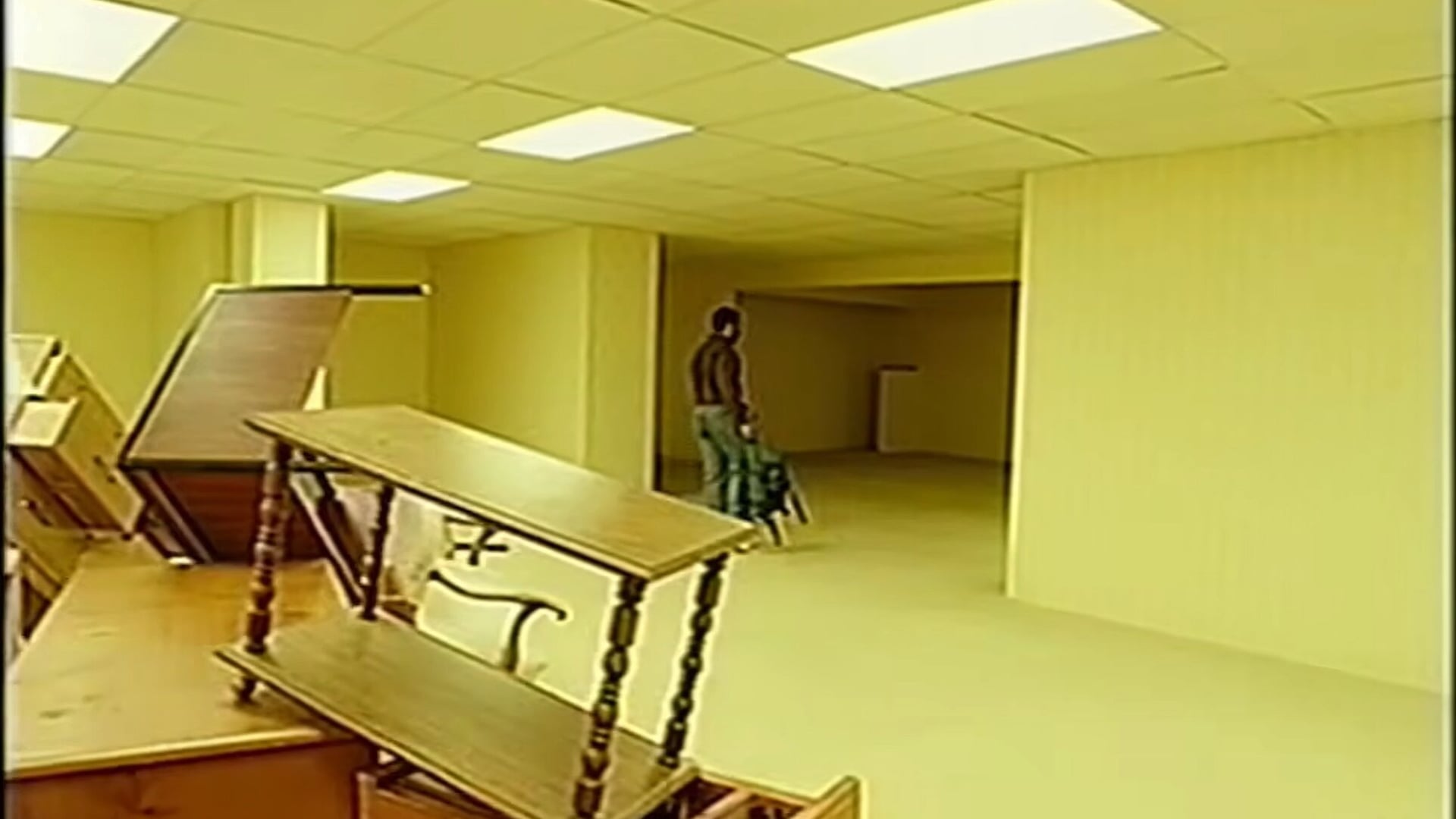 Foto do filme Backrooms: Um Não-Lugar