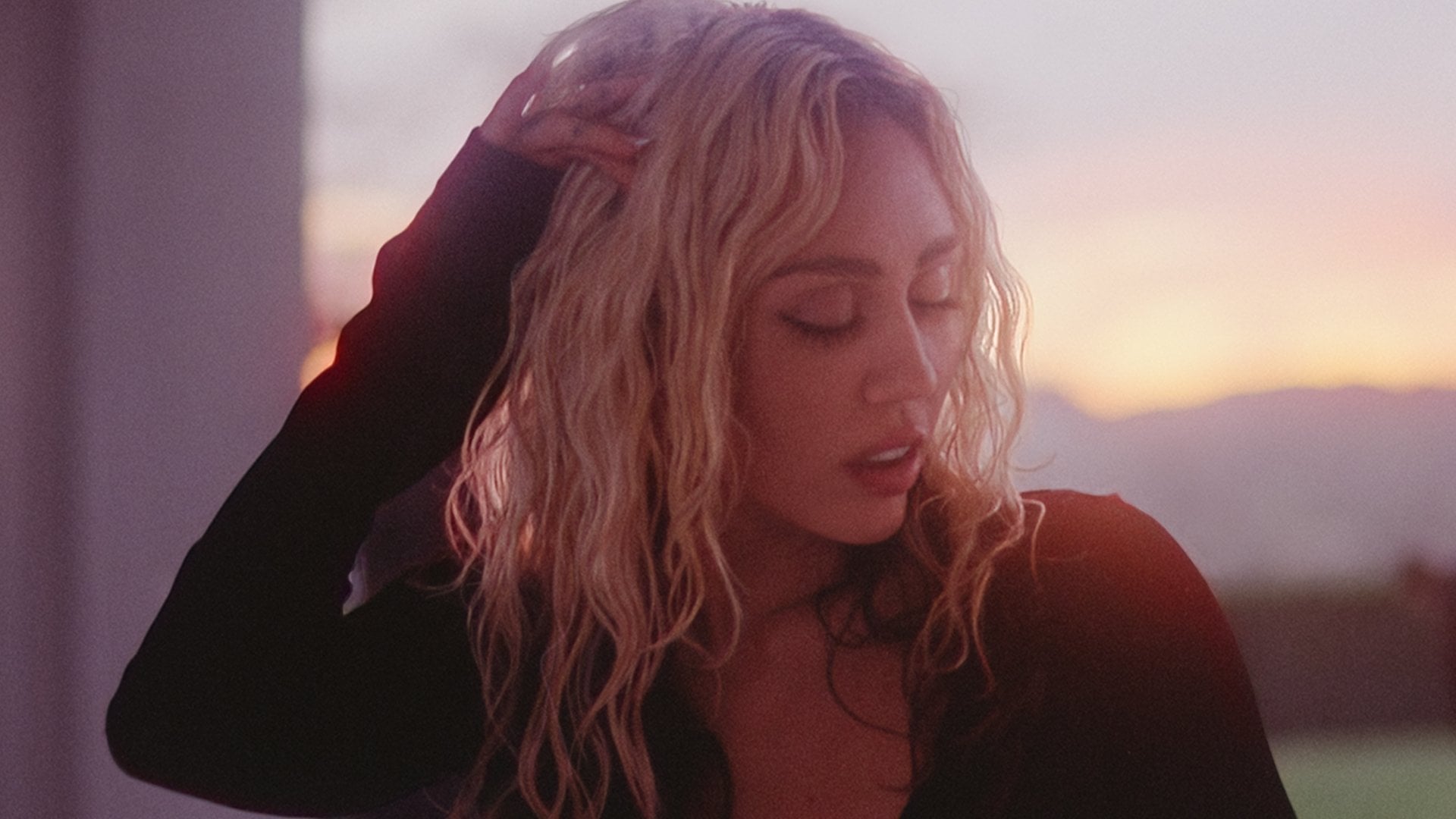 Foto do filme Miley Cyrus - Endless Summer Vacation (Backyard Sessions)