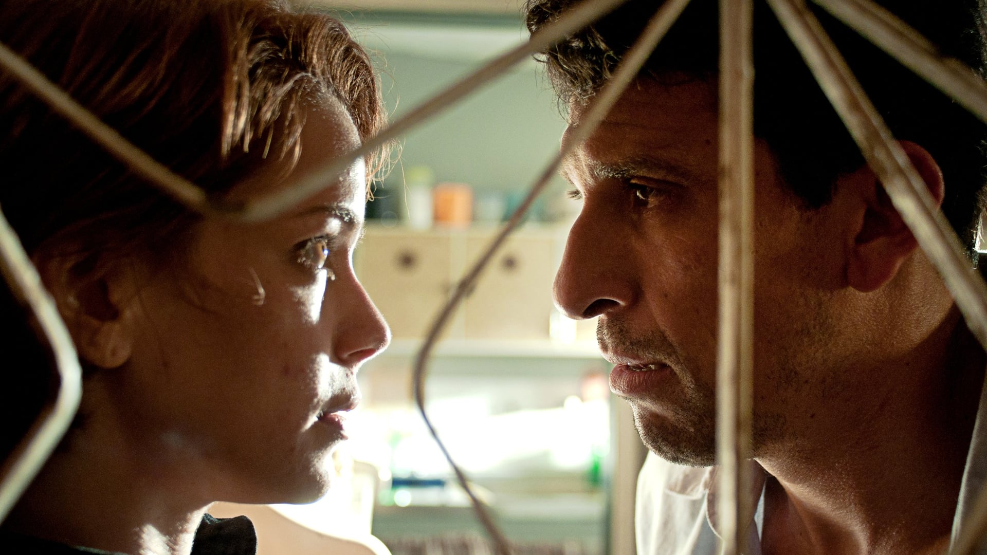 Foto do filme O Lobo Atrás da Porta