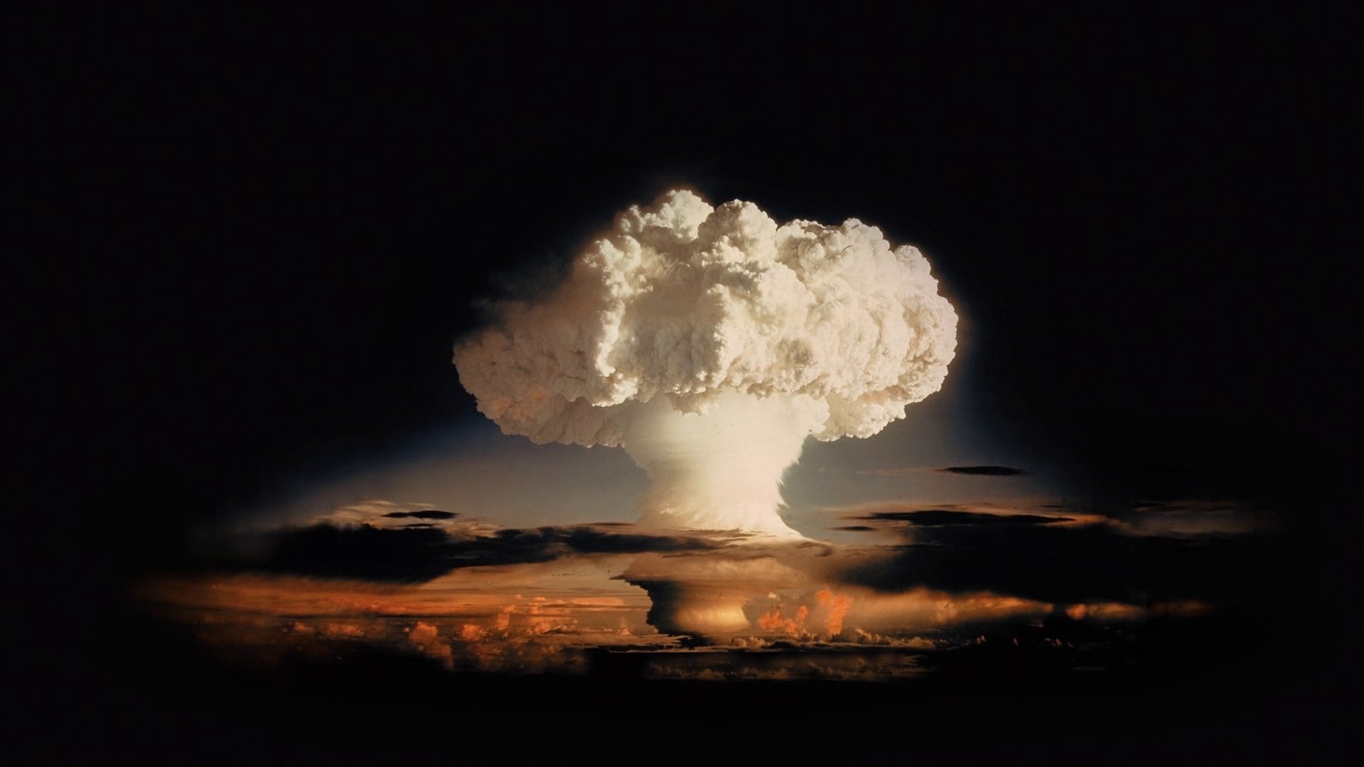 Foto do filme Trinity and Beyond: The Atomic Bomb Movie