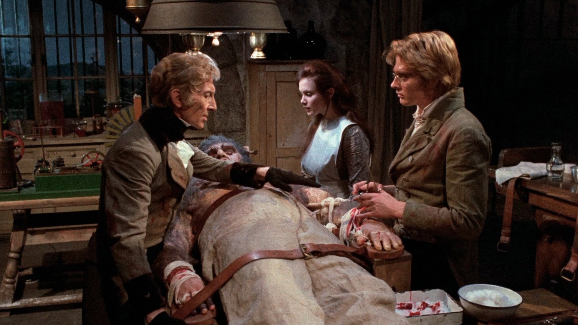 Foto do filme Frankenstein e o Monstro do Inferno