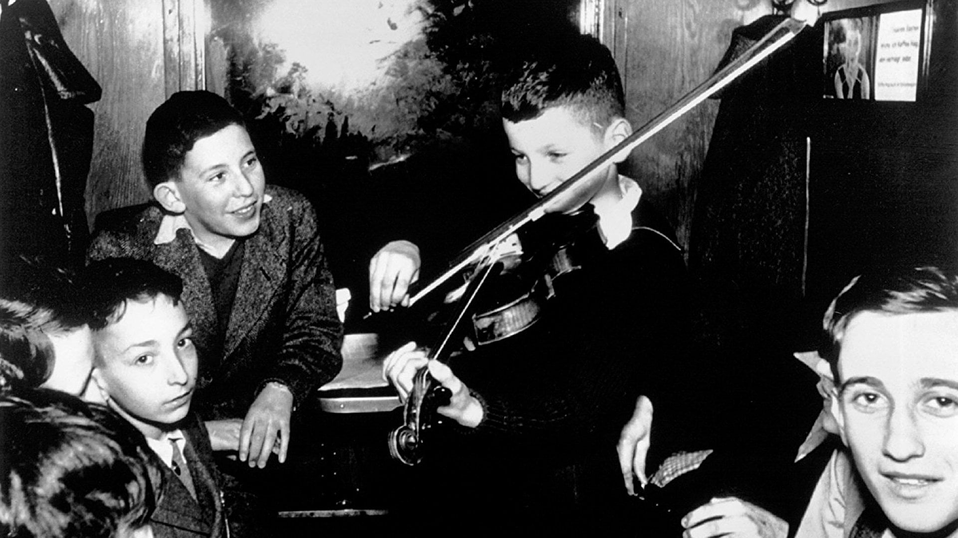 Foto do filme Nos Braços de Estranhos: Histórias do Kindertransport