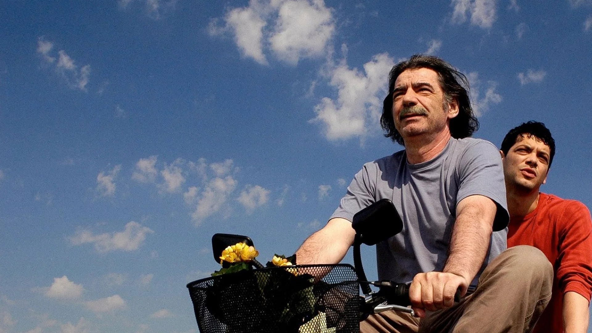 Foto do filme O Mundo é Grande e a Salvação Espreita ao Virar a Esquina