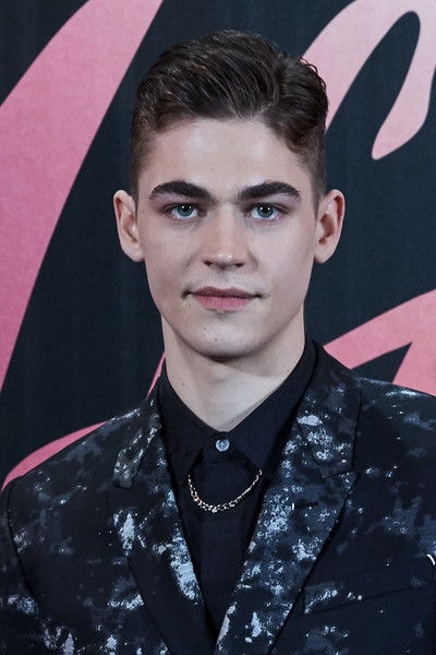 Foto de Hero Fiennes Tiffin